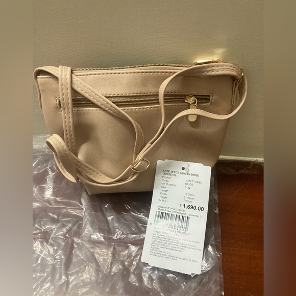 Baggit small sling bag - Picture 3 of 3